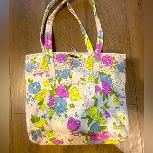 Vera Bradley big bag floral print tote bag lots of  pockets and outside button
